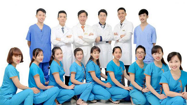 Hình ảnh đội ngũ nhân viên bệnh viện với đồng phục chất lượng cao