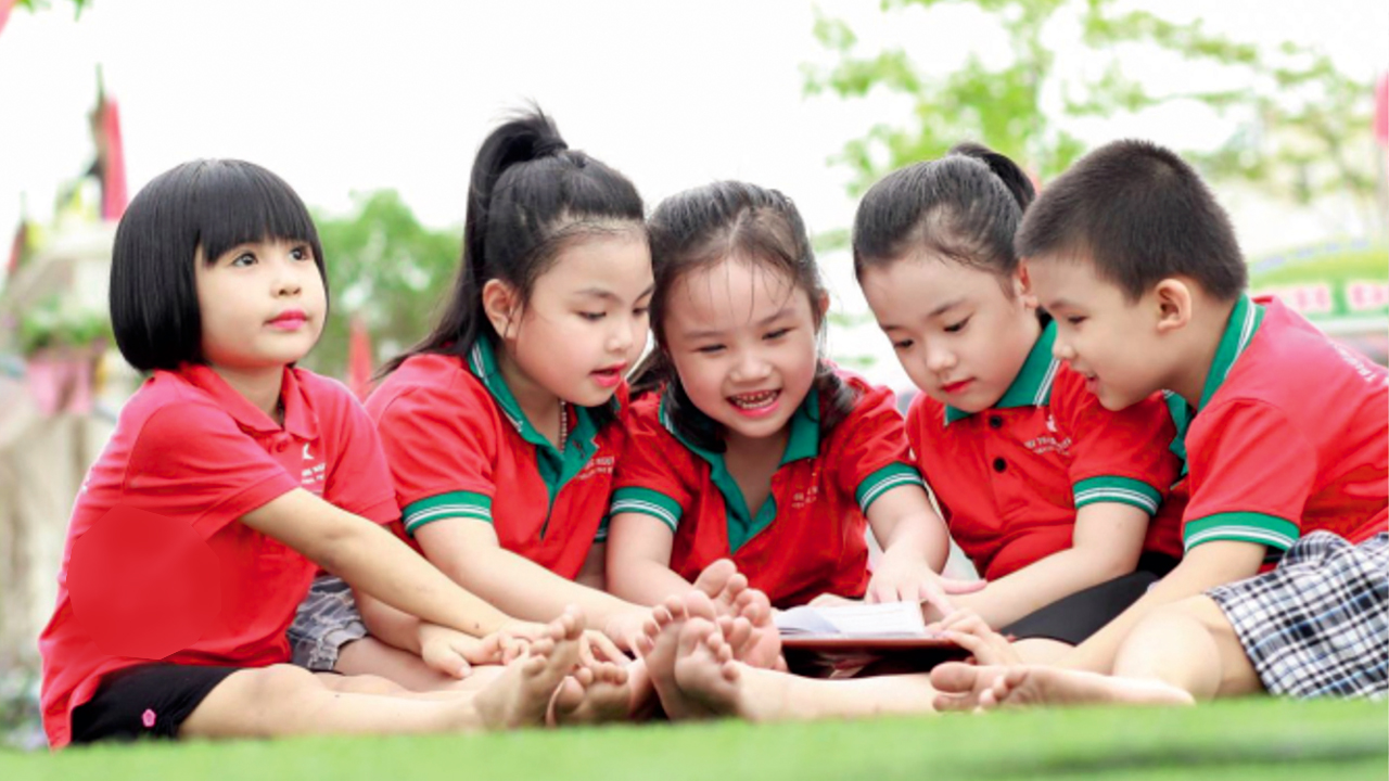 Hình ảnh mẫu áo thun màu đỏ cho em học sinh tiểu học